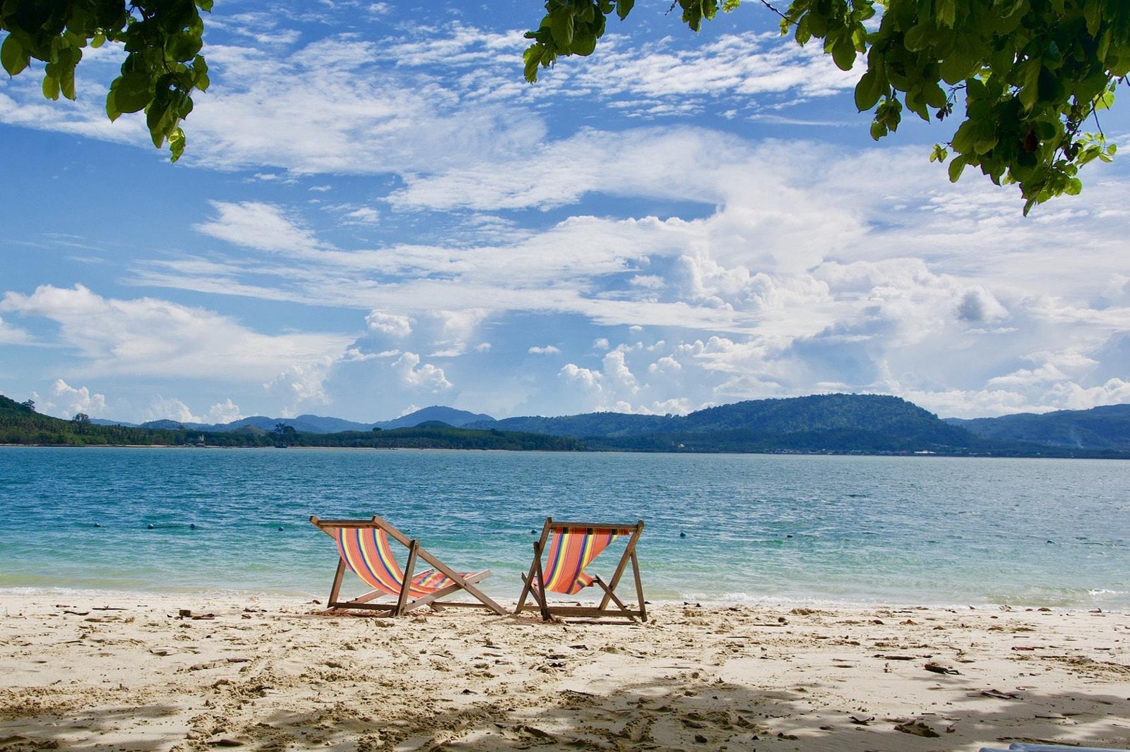  Два лежака на тропическом пляже