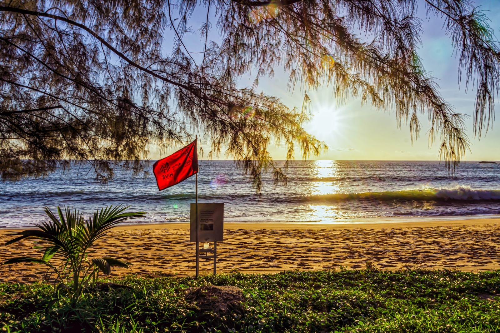 Красный флаг на пляже