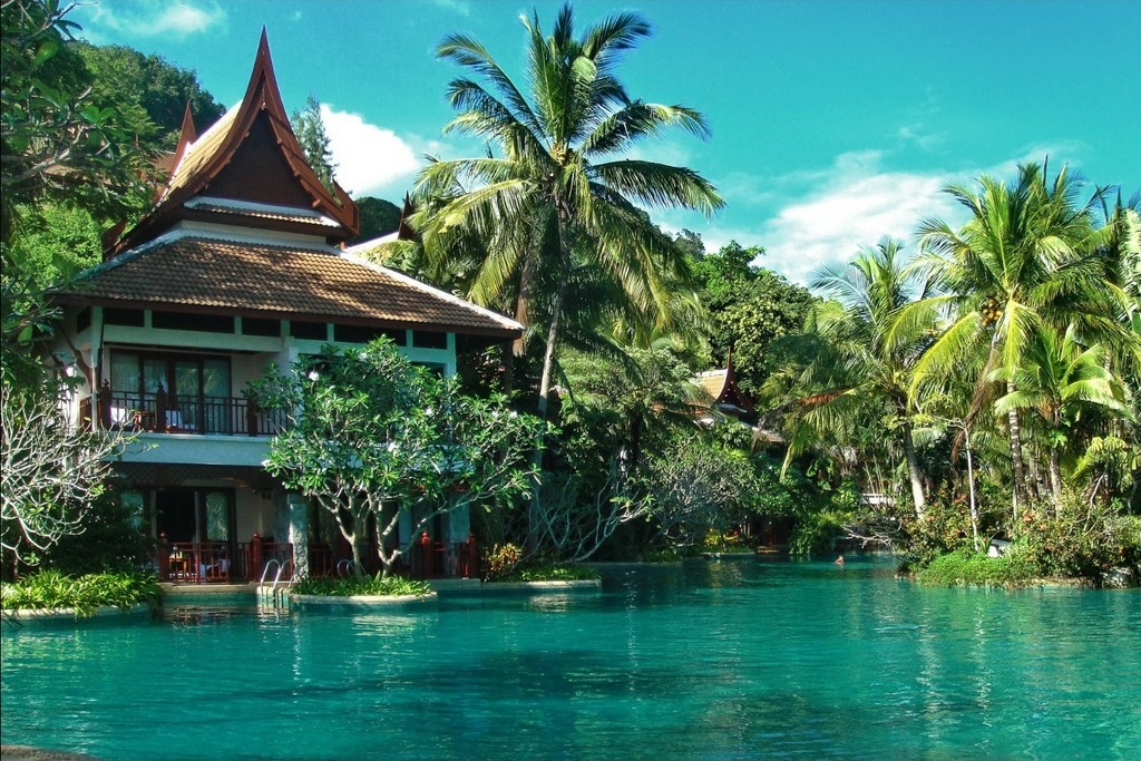 Отель на пляже Камала