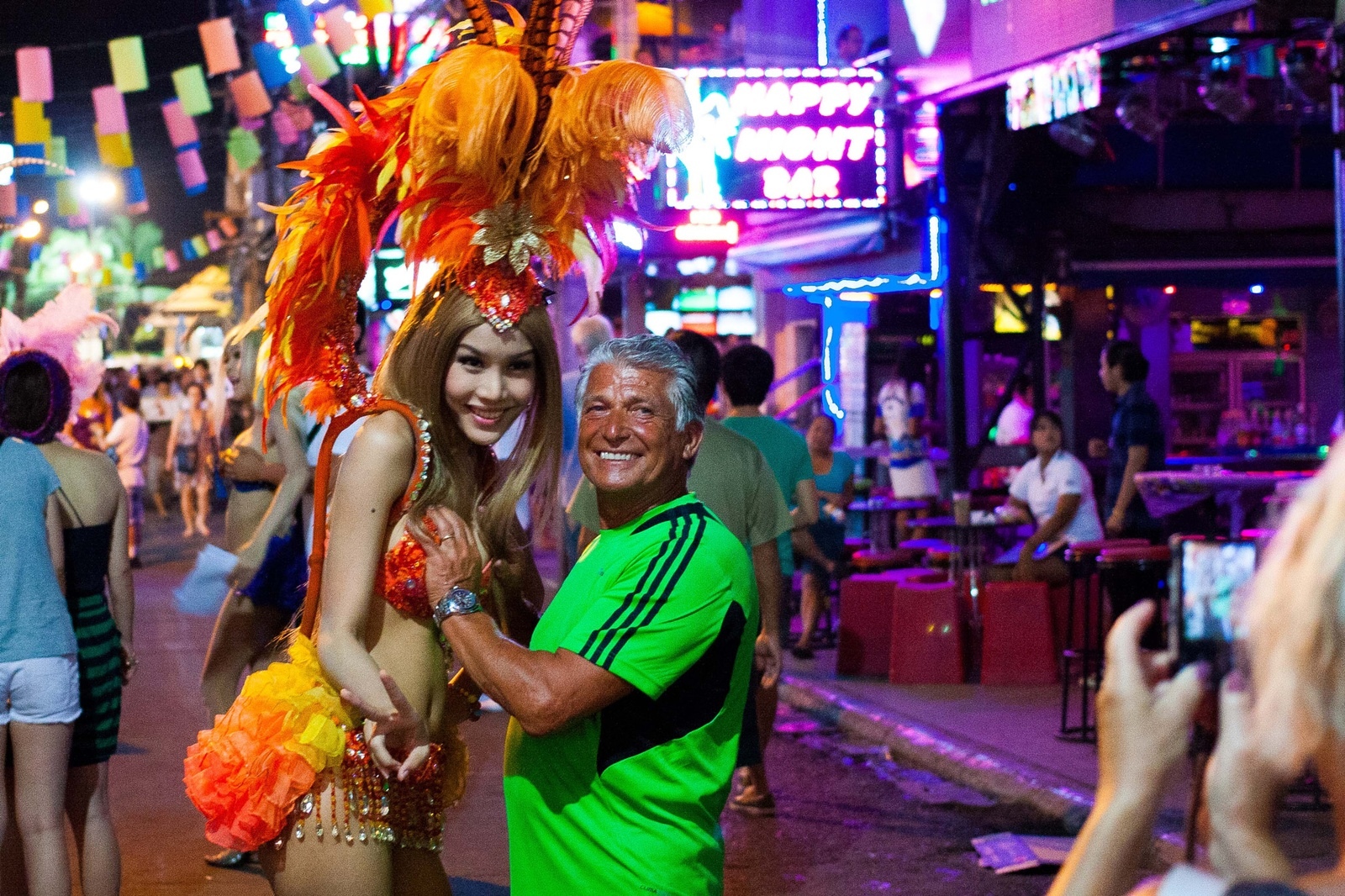 Мужчина и девушка на Бангла Роуд