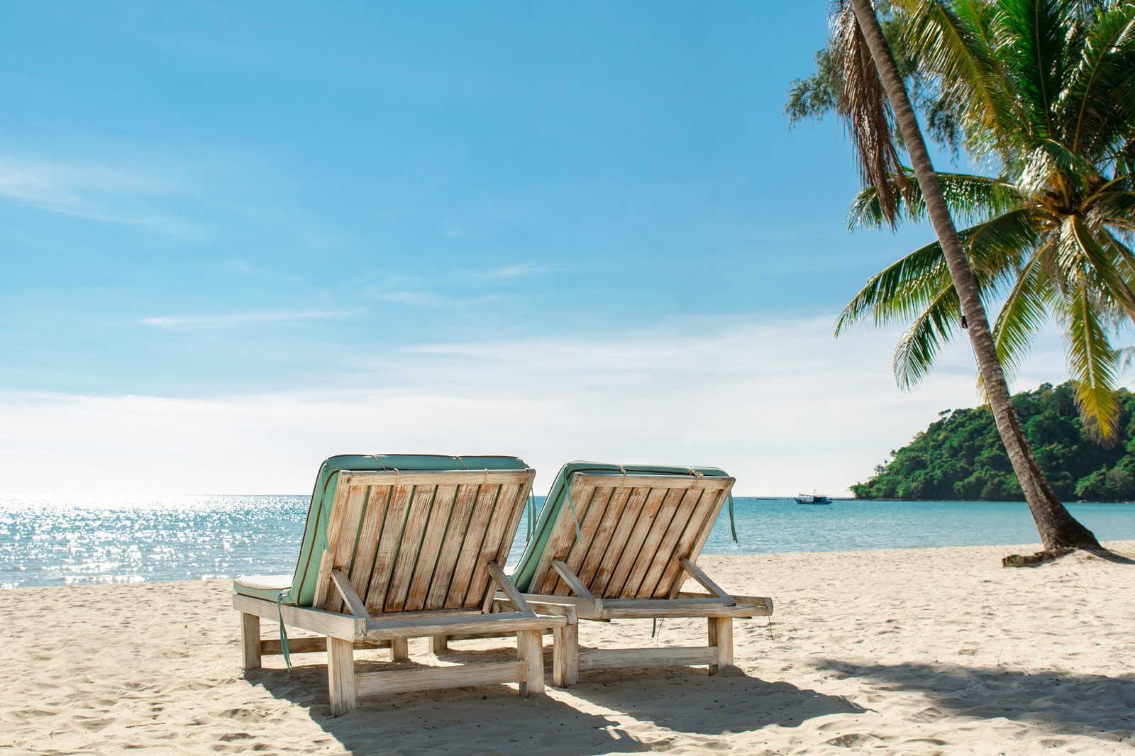 Лежаки на пляже острова Пхукет