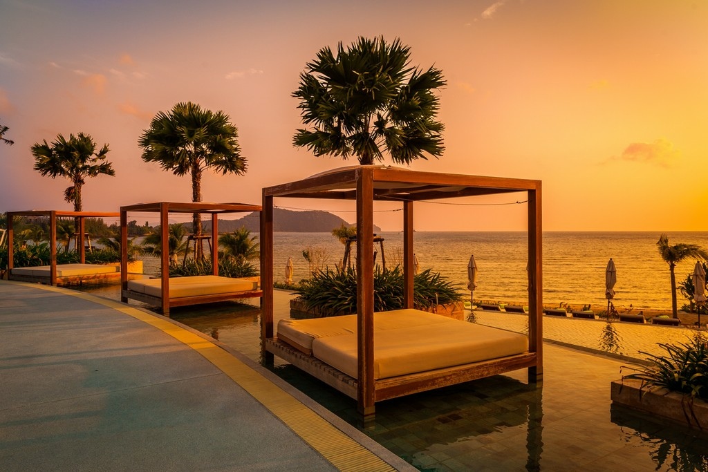 Беседка на берегу пляжа