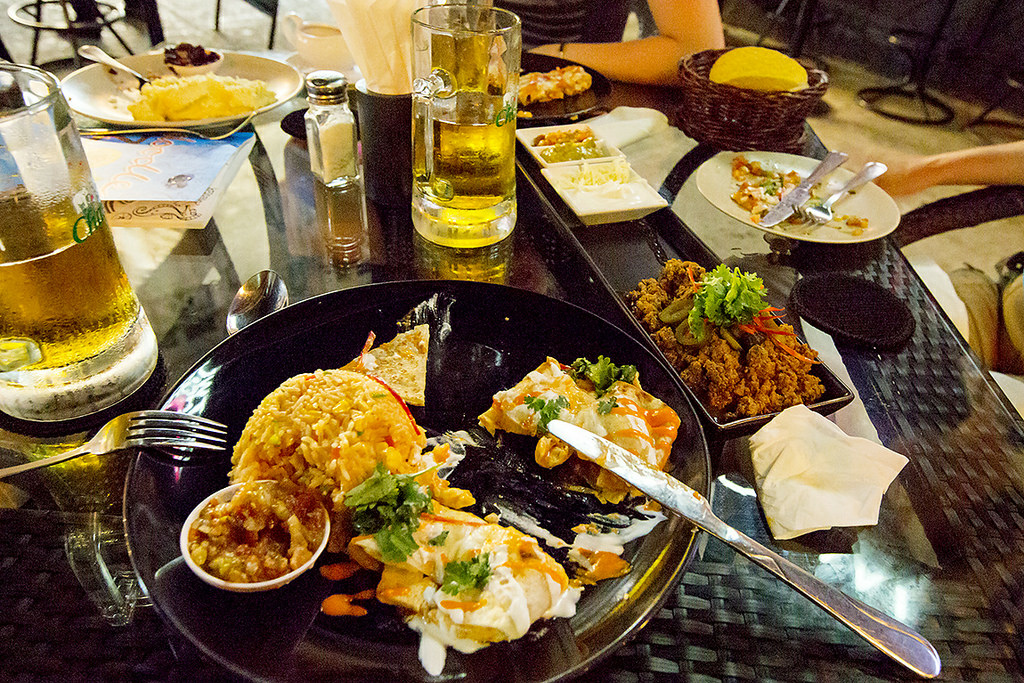 Стол с едой в ресторане